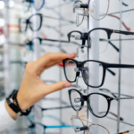 Opticiens : pourquoi les lunettes hybrides représentent une opportunité à saisir