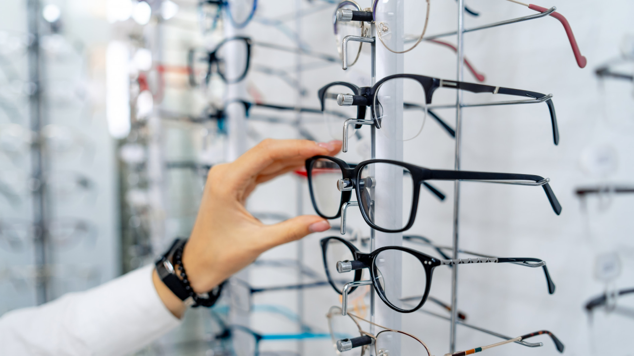Opticiens : pourquoi les lunettes hybrides représentent une opportunité à saisir